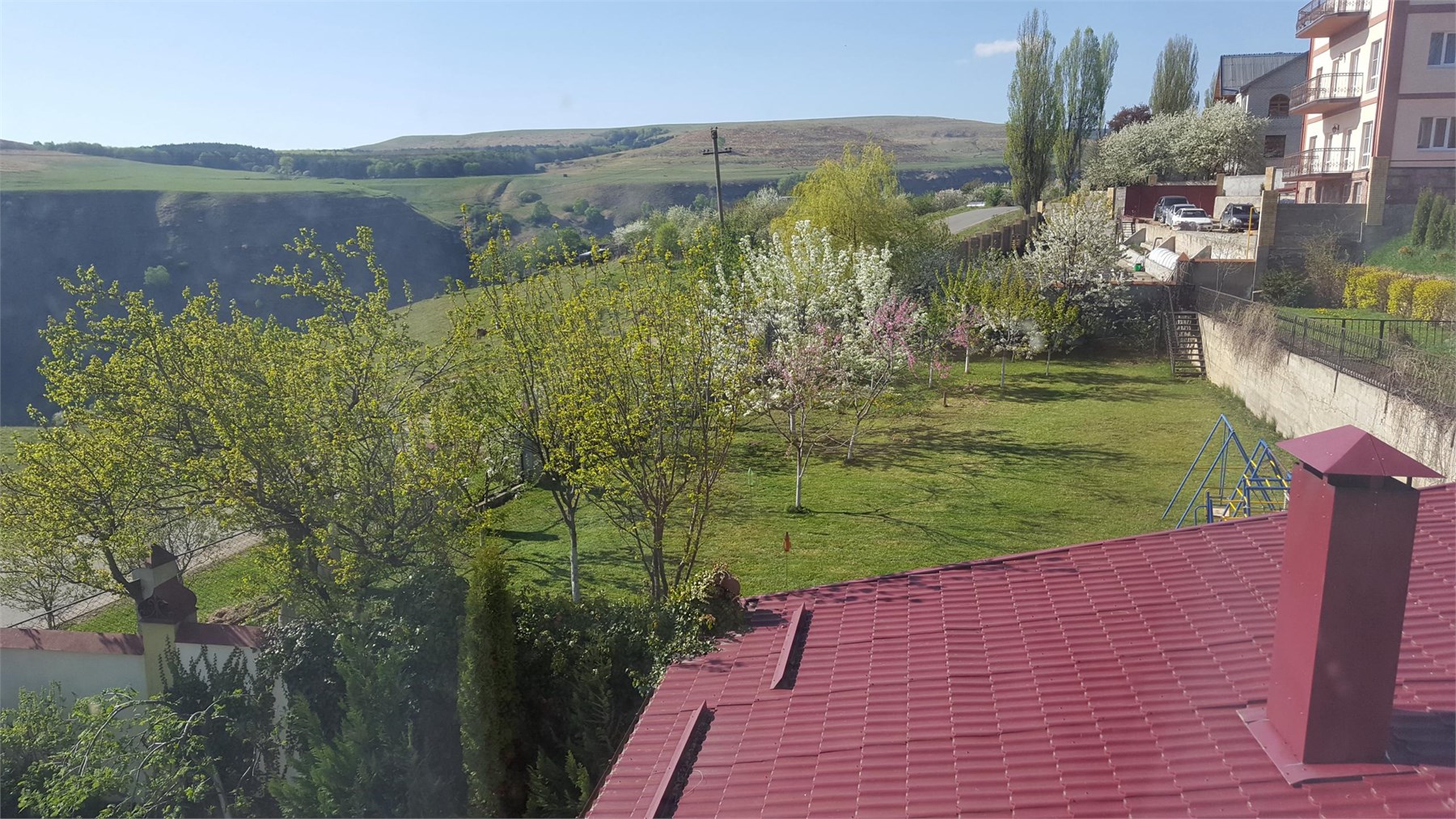 Панорама сада и Березовского ущелья